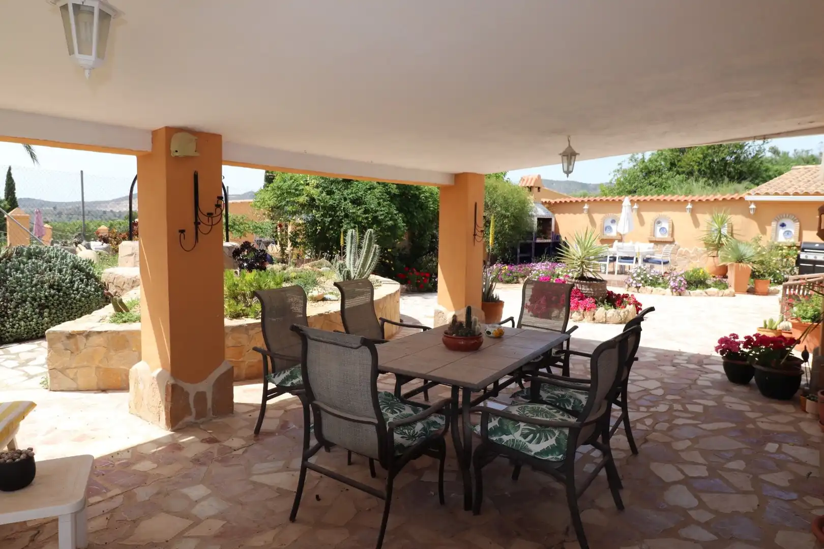 Terrasse von Country house zum Verkauf in Hondón de las Nieves / El Fondó de les Neus mit Privatgarten, Terrasse und Abstellraum