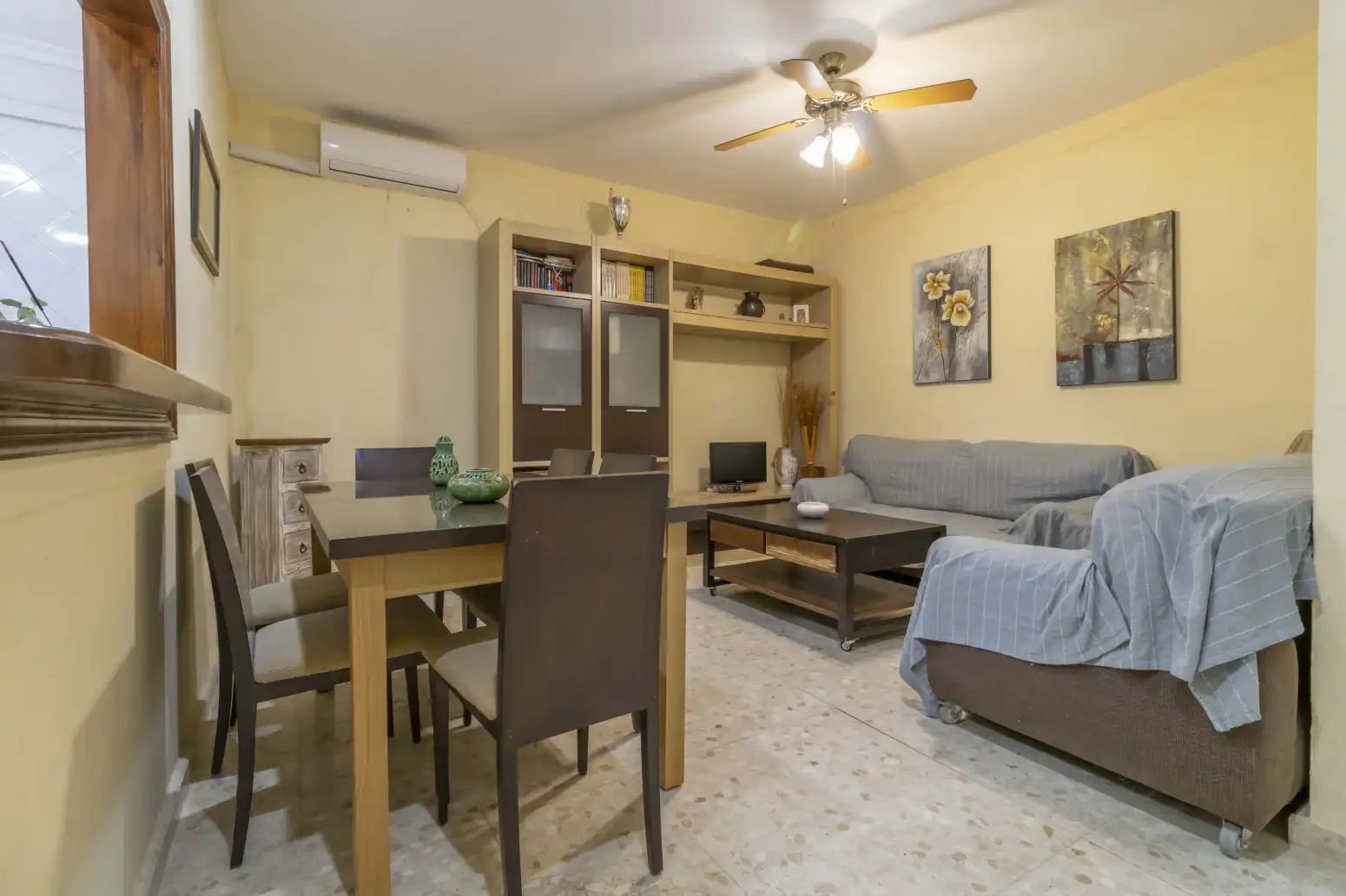 Living room of Houses for sale in Carmona  with Air Conditioner, Private garden and Swimming Pool