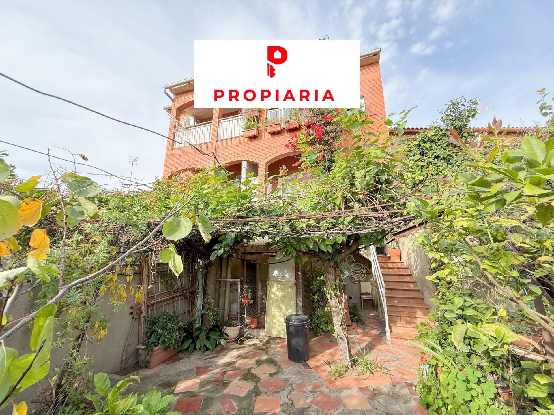 Exterior view of Single-family semi-detached for sale in Sant Vicenç Dels Horts  with Heating, Private garden and Balcony