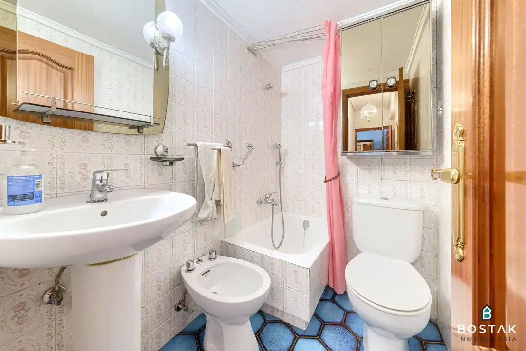 Bathroom of Flat for sale in Bilbao   with Heating, Furnished and Balcony