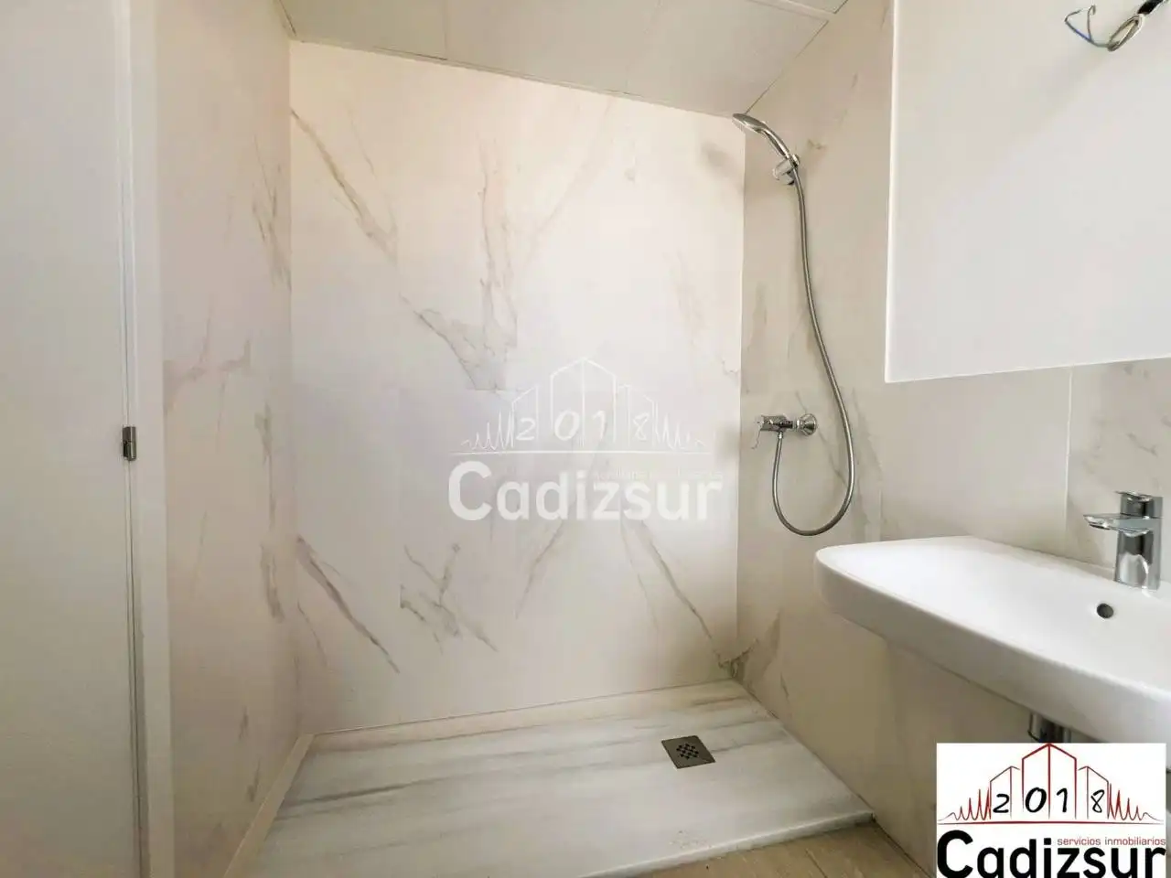Baño de Casa adosada en venta en Puerto Real con Aire acondicionado, Calefacción y Jardín privado