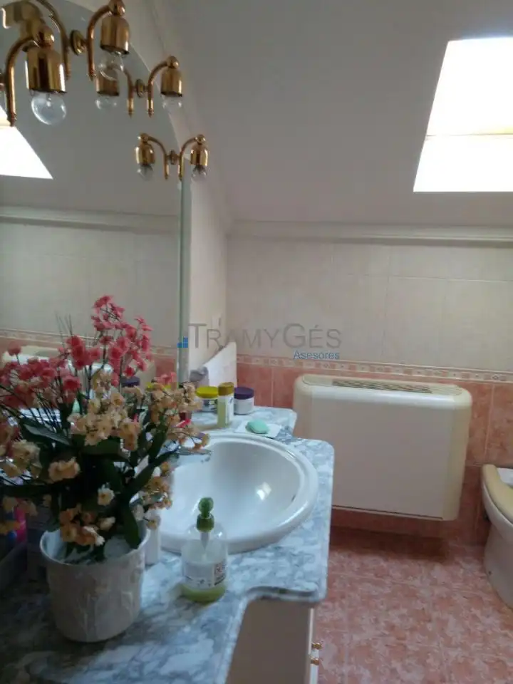 Baño de Casa adosada en venta en Vigo  con Calefacción, Jardín privado y Parquet