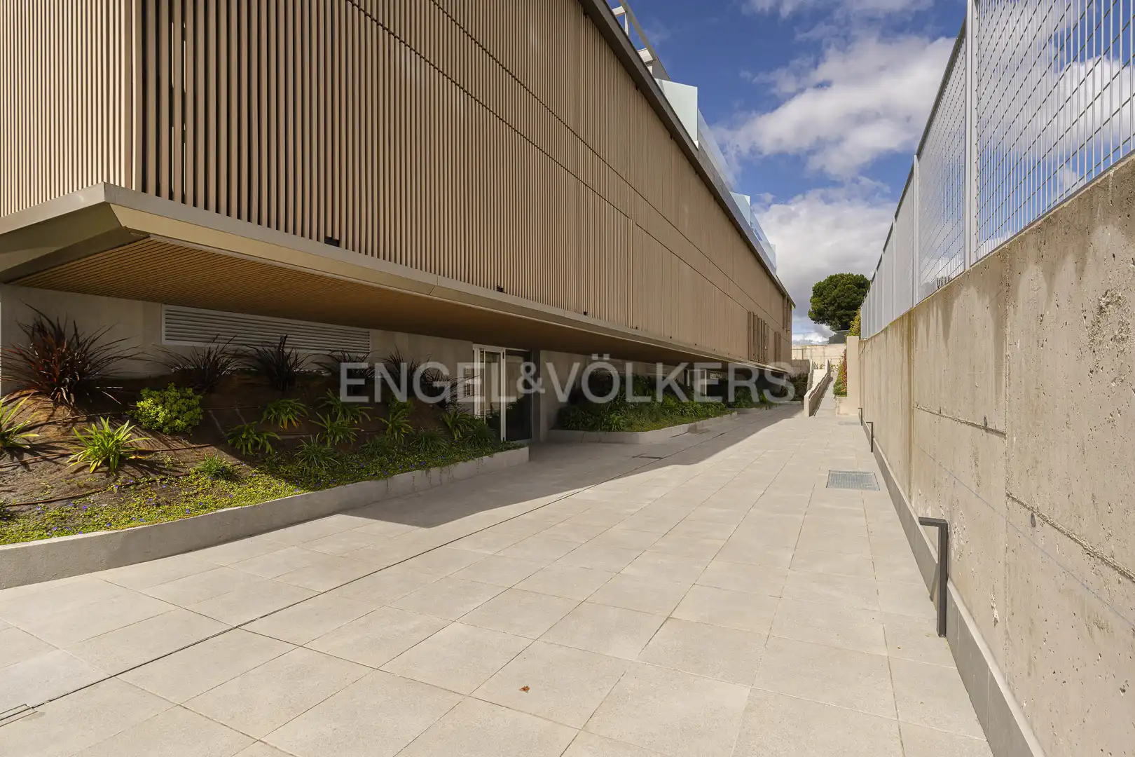 Vista exterior de Apartament de lloguer en Boadilla del Monte amb Aire condicionat, Calefacció i Jardí privat