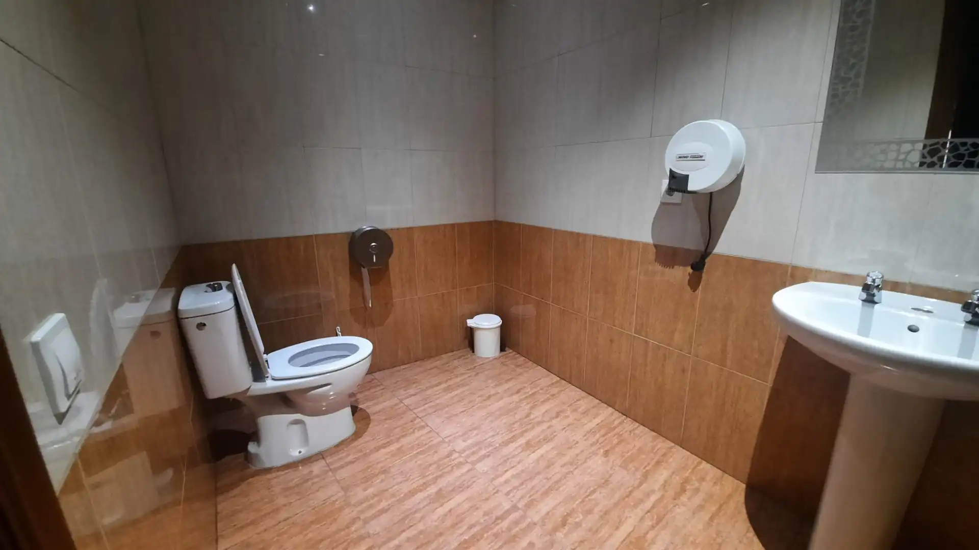 Badezimmer von Gebäude zum Verkauf in Cacabelos mit Alarm