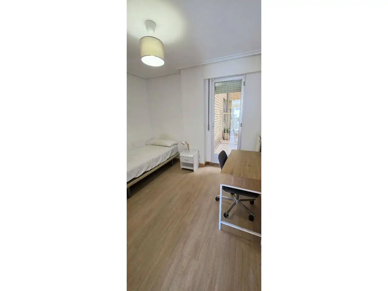 Dormitori de Pis de lloguer en  Logroño amb Calefacció, Parquet i Terrassa