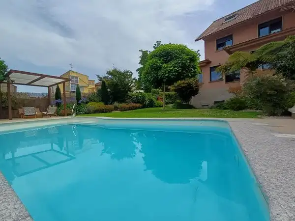 Piscina de Casa o xalet en venda en Vigo  amb Calefacció, Jardí privat i Parquet