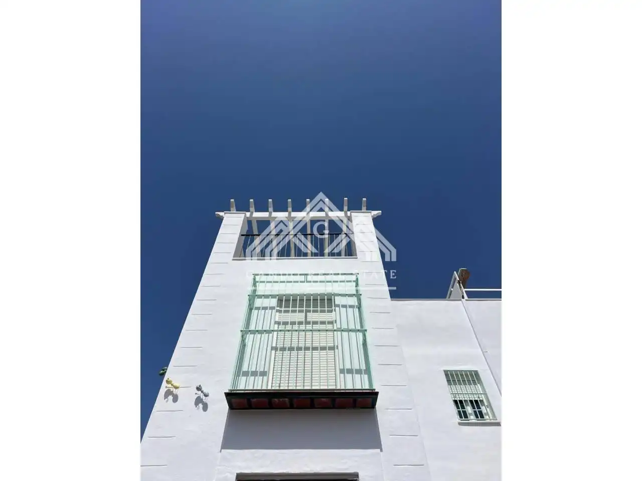Vista exterior de Casa adosada en venda en Dos Hermanas amb Aire condicionat