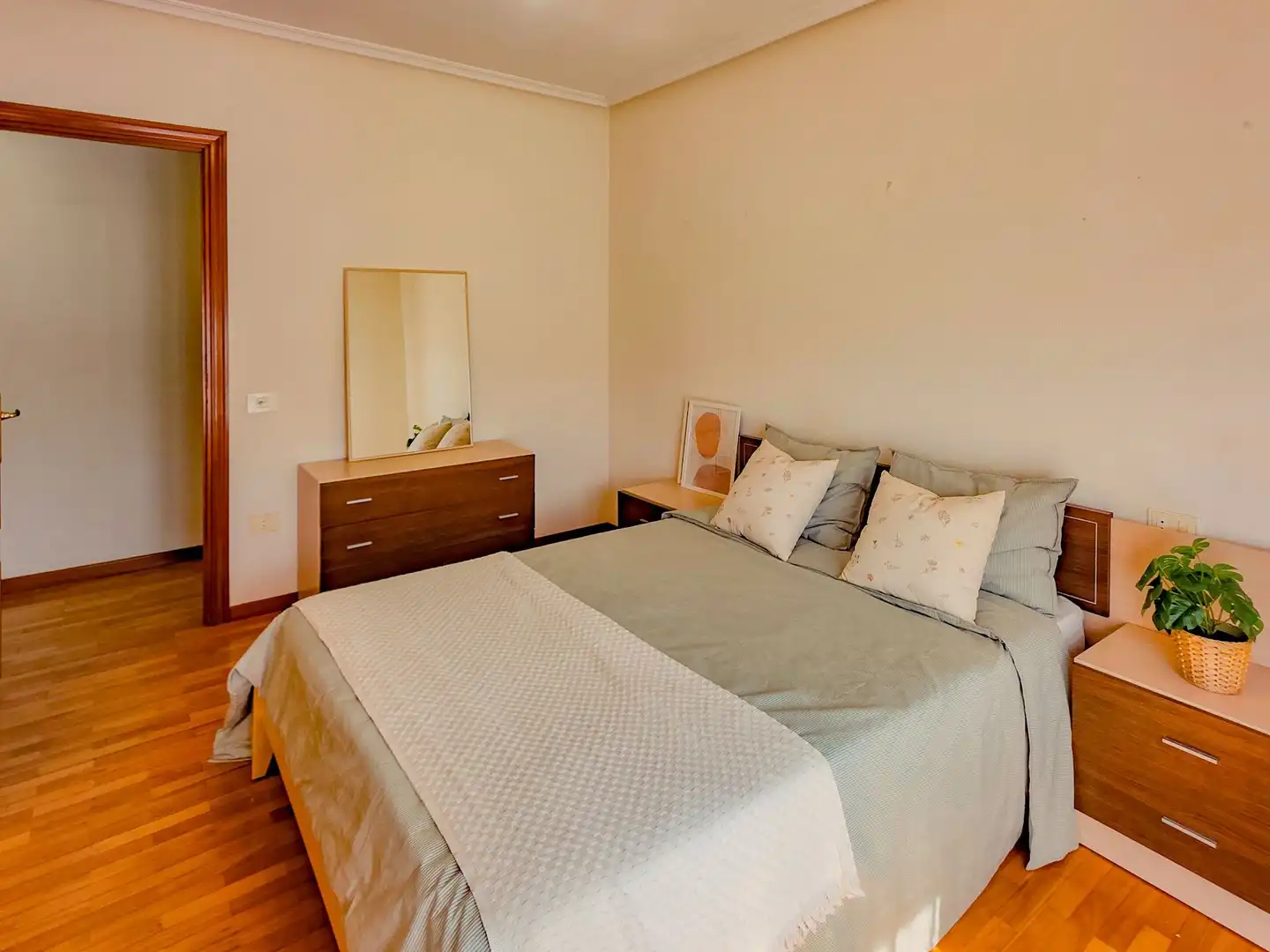 Habitación de Piso en venta en  Logroño con Calefacción, Trastero y Piscina comunitaria