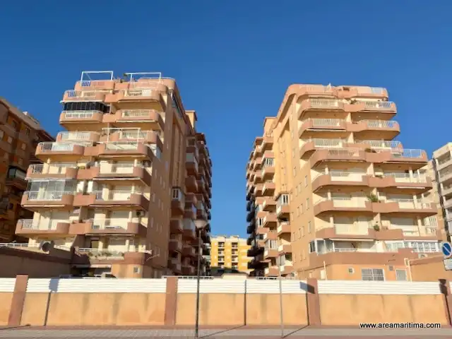 Vista exterior de Pis en venda en Oropesa del Mar / Orpesa amb Aire condicionat, Terrassa i Piscina comunitària