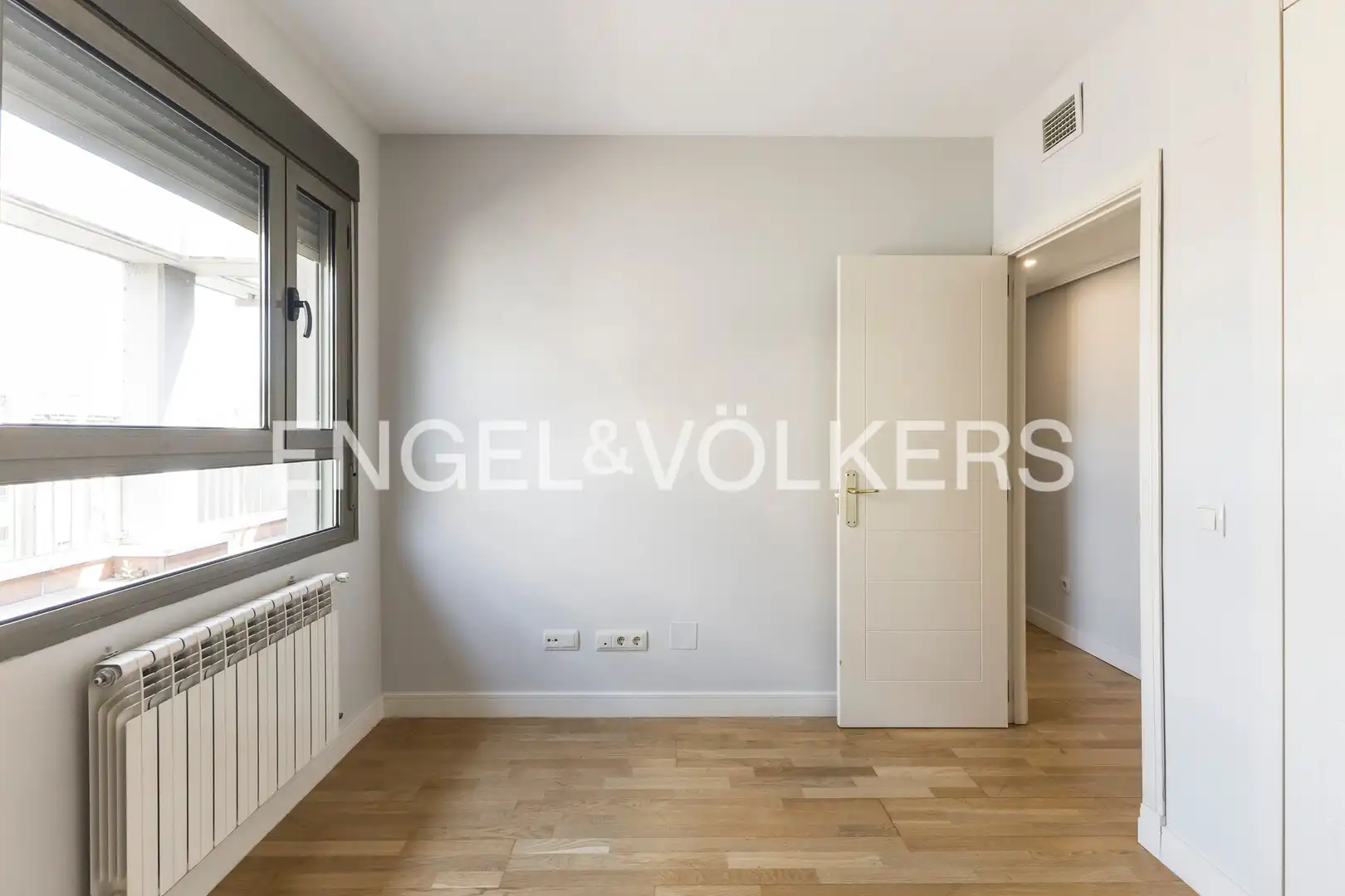Schlafzimmer von Dachboden zur Miete in Madrid mit Klimaanlage, Heizung und Parkett
