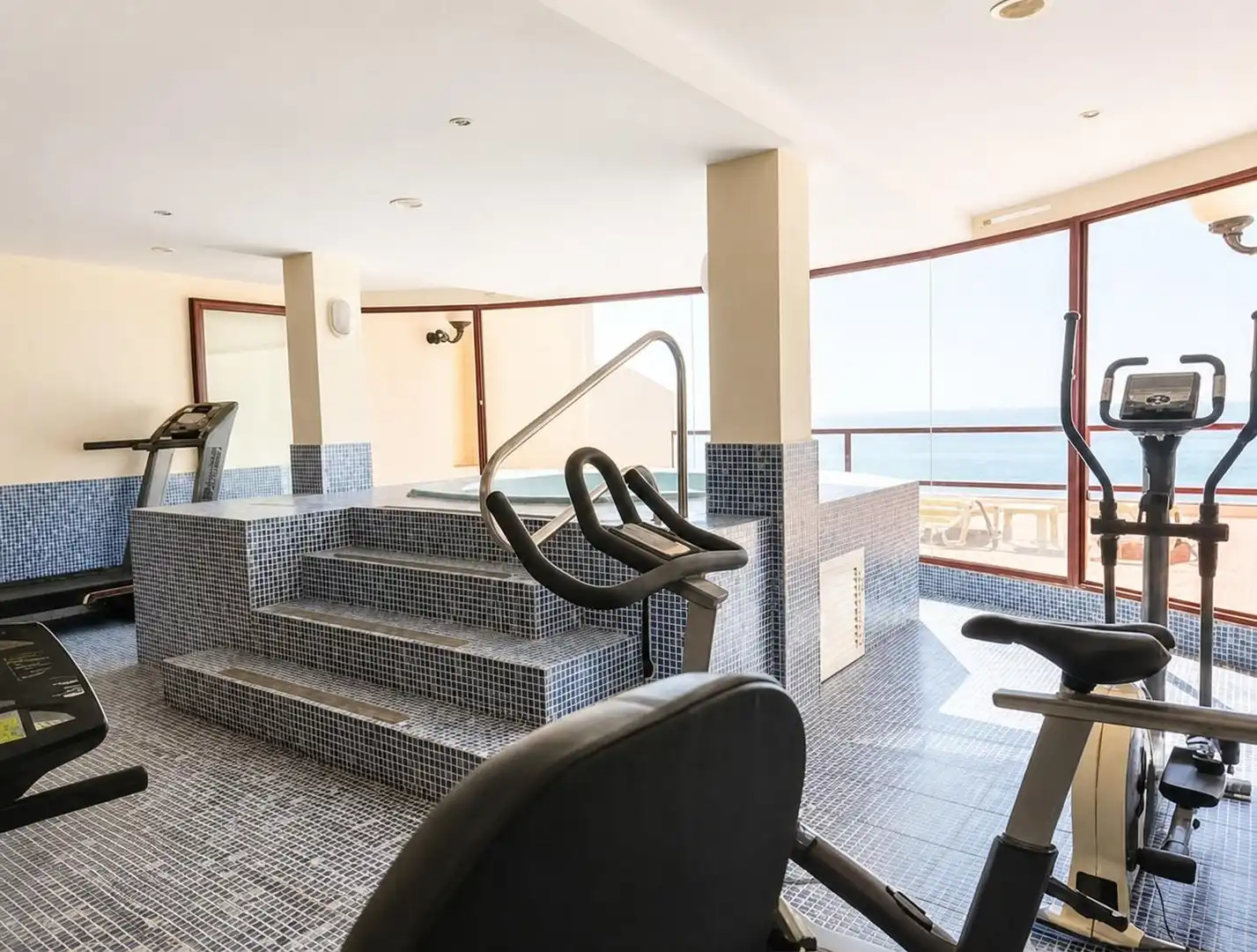 Schwimmbecken von Wohnung zum Verkauf in Benalmádena mit Klimaanlage, Privatgarten und Terrasse