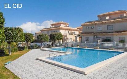 Piscina de Casa adosada en venda en Orihuela amb Aire condicionat, Terrassa i Balcó