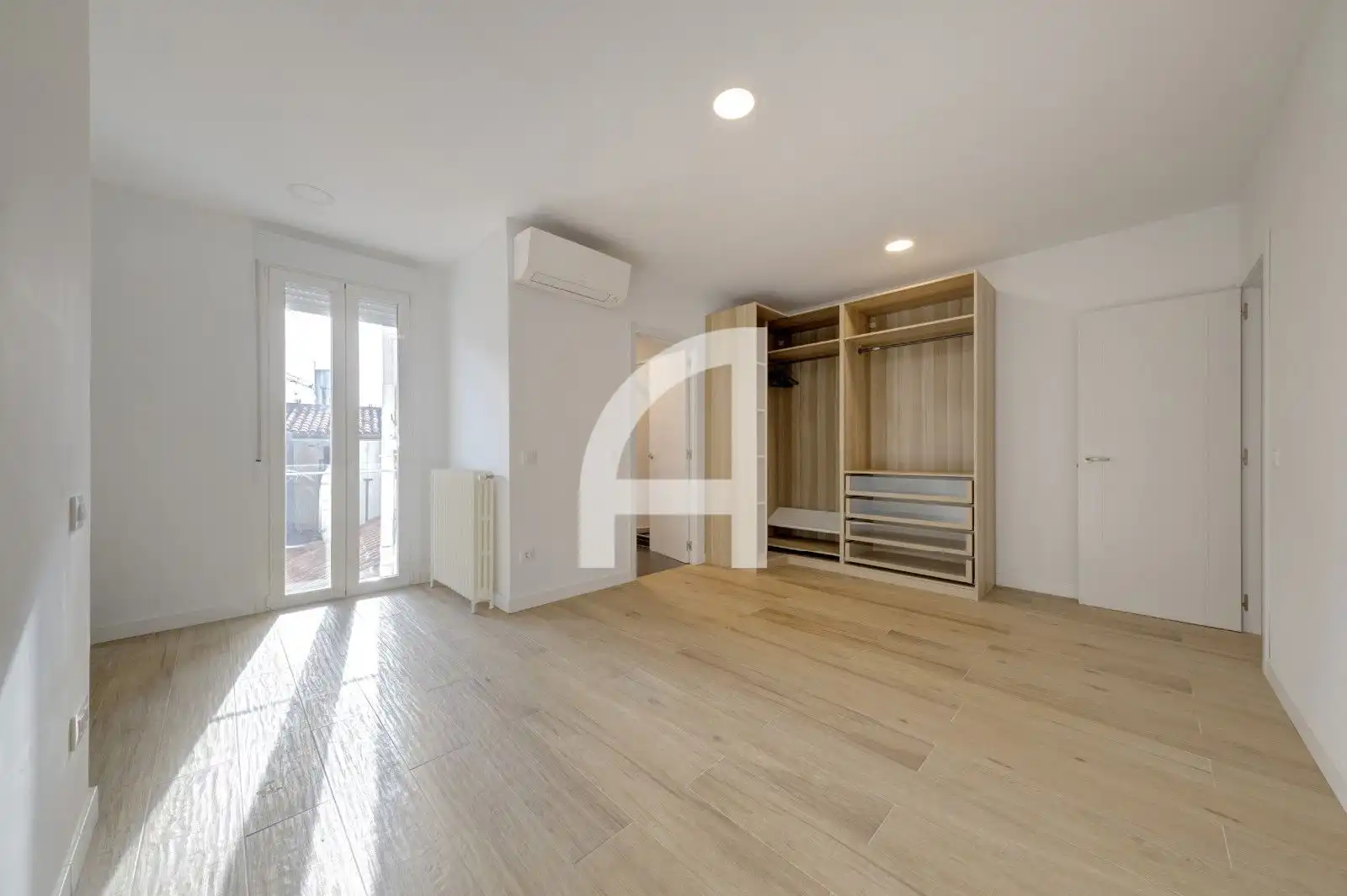 Schlafzimmer von Dachboden zur Miete in Madrid mit Klimaanlage, Heizung und Terrasse