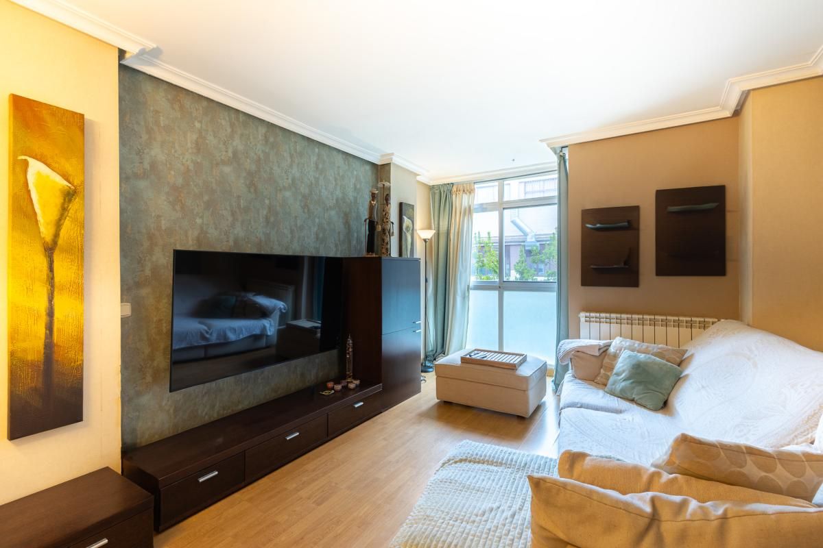 Sala d'estar de Pis en venda en  Madrid Capital amb Jardí privat, Traster i Piscina