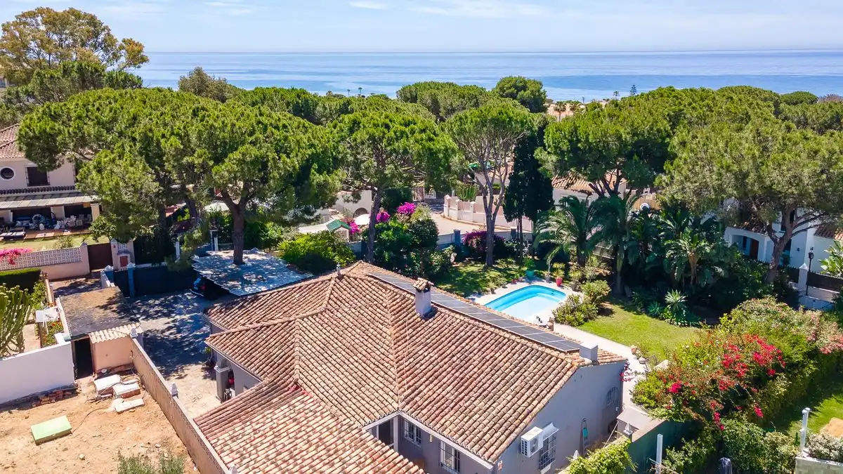 Vista exterior de Casa o xalet en venda en Marbella amb Aire condicionat, Calefacció i Jardí privat