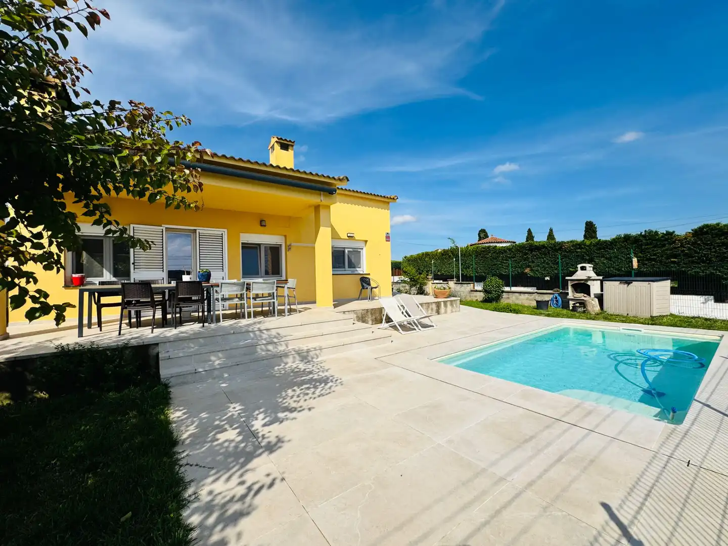 Vista exterior de Casa o xalet en venda en Bàscara amb Aire condicionat, Jardí privat i Terrassa