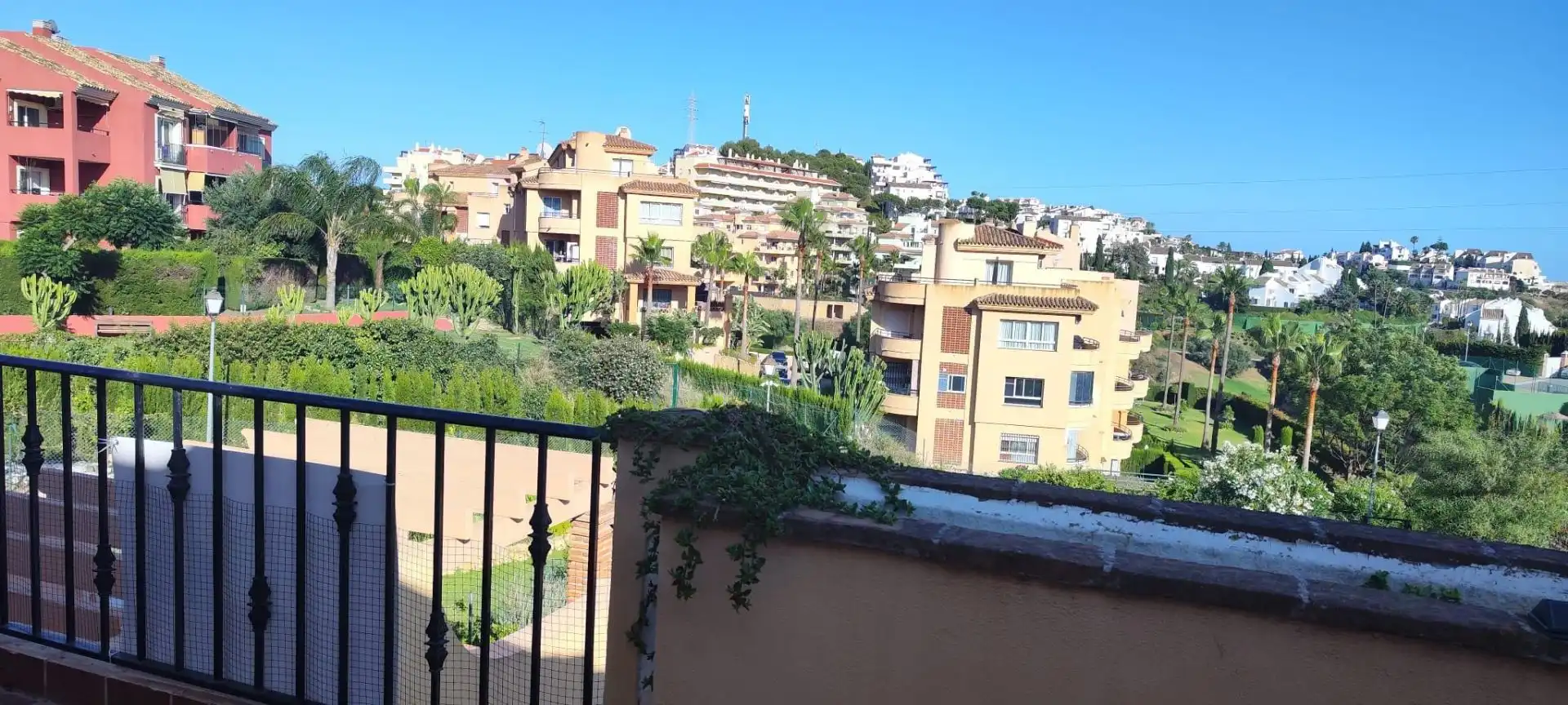 Vista exterior de Casa adosada en venta en Marbella con Terraza y Piscina