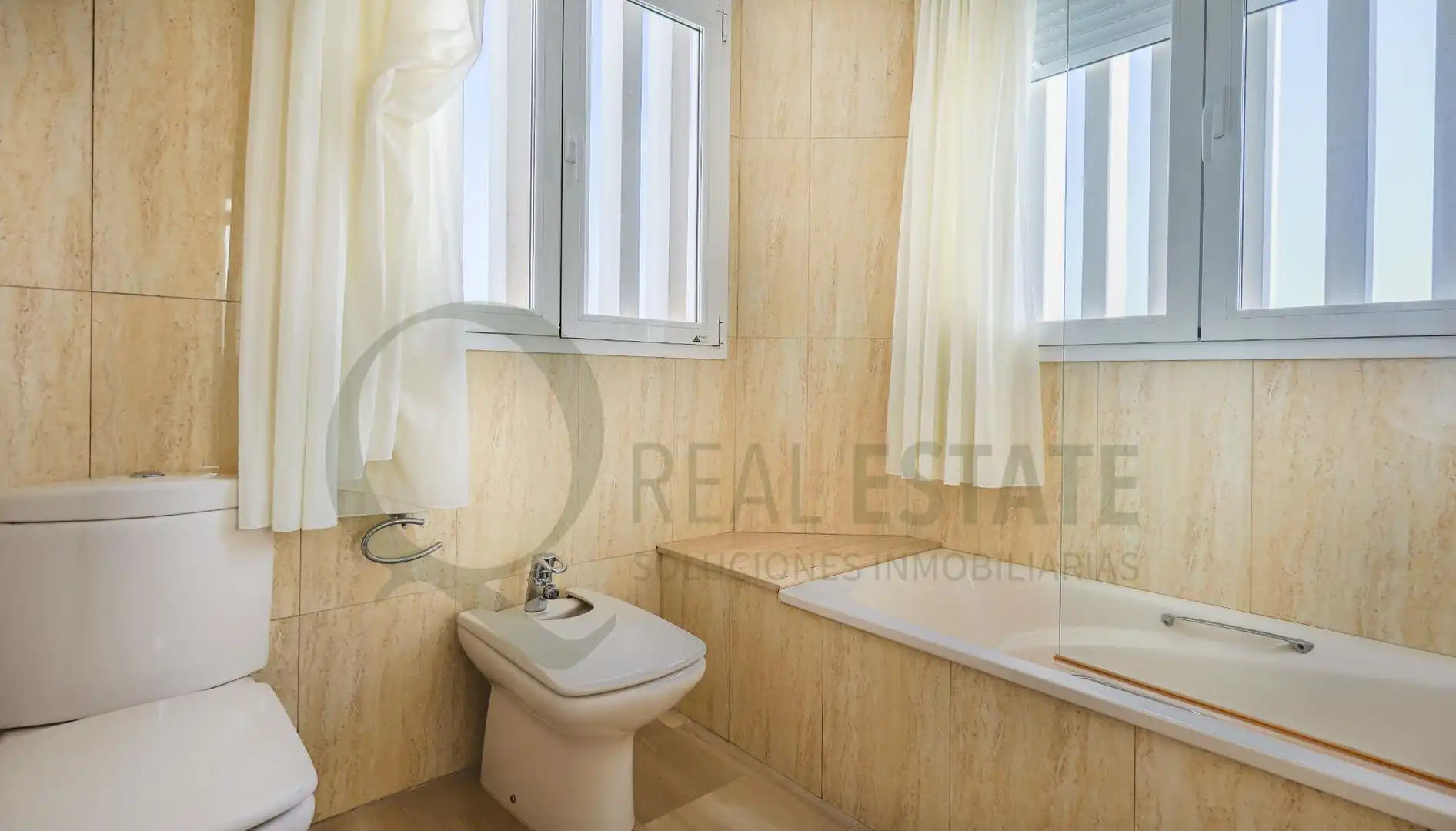 Badezimmer von Dachboden zur Miete in Alicante / Alacant mit Klimaanlage, Privatgarten und Terrasse
