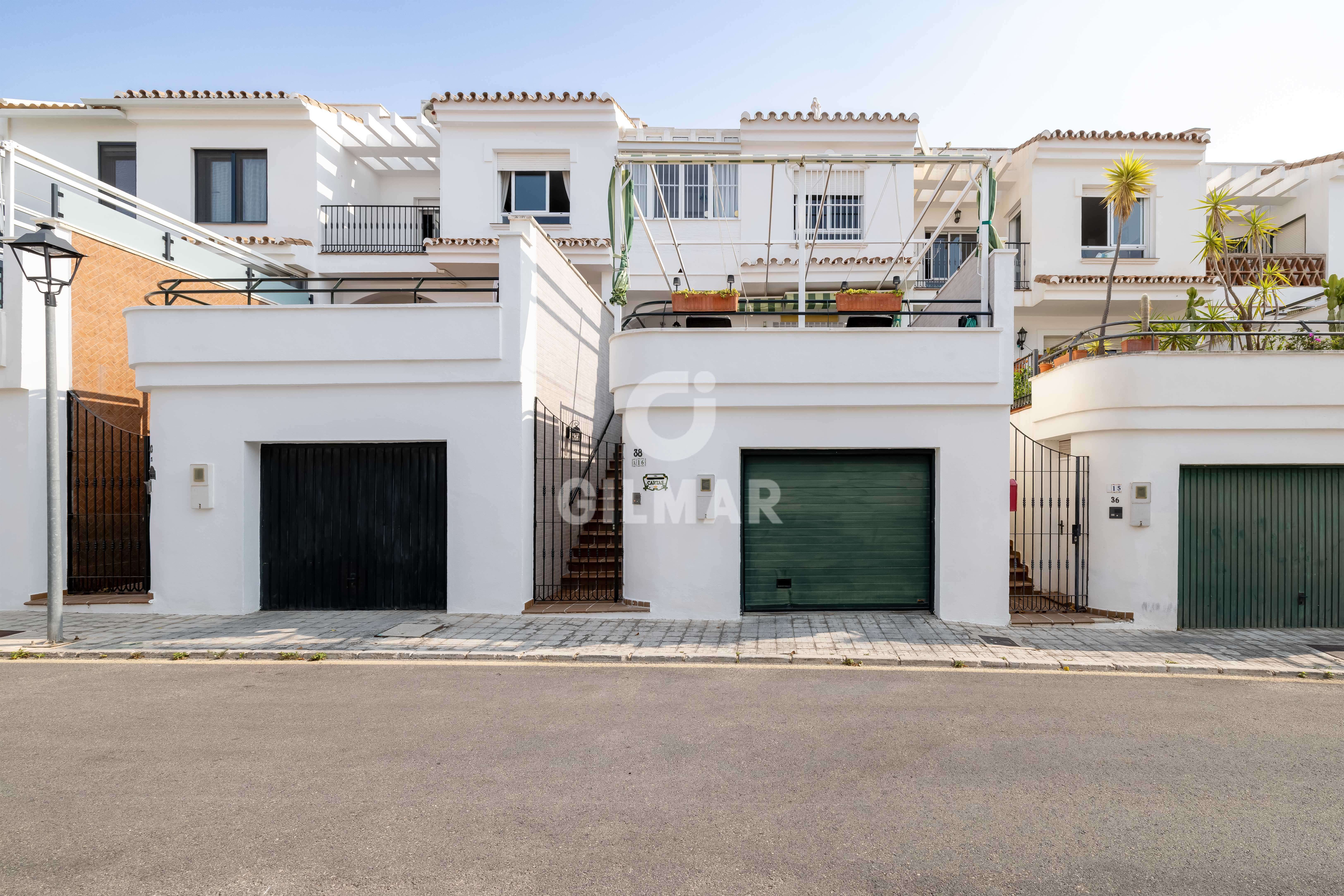 Vista exterior de Casa adosada en venda en Benalmádena amb Calefacció, Jardí privat i Piscina