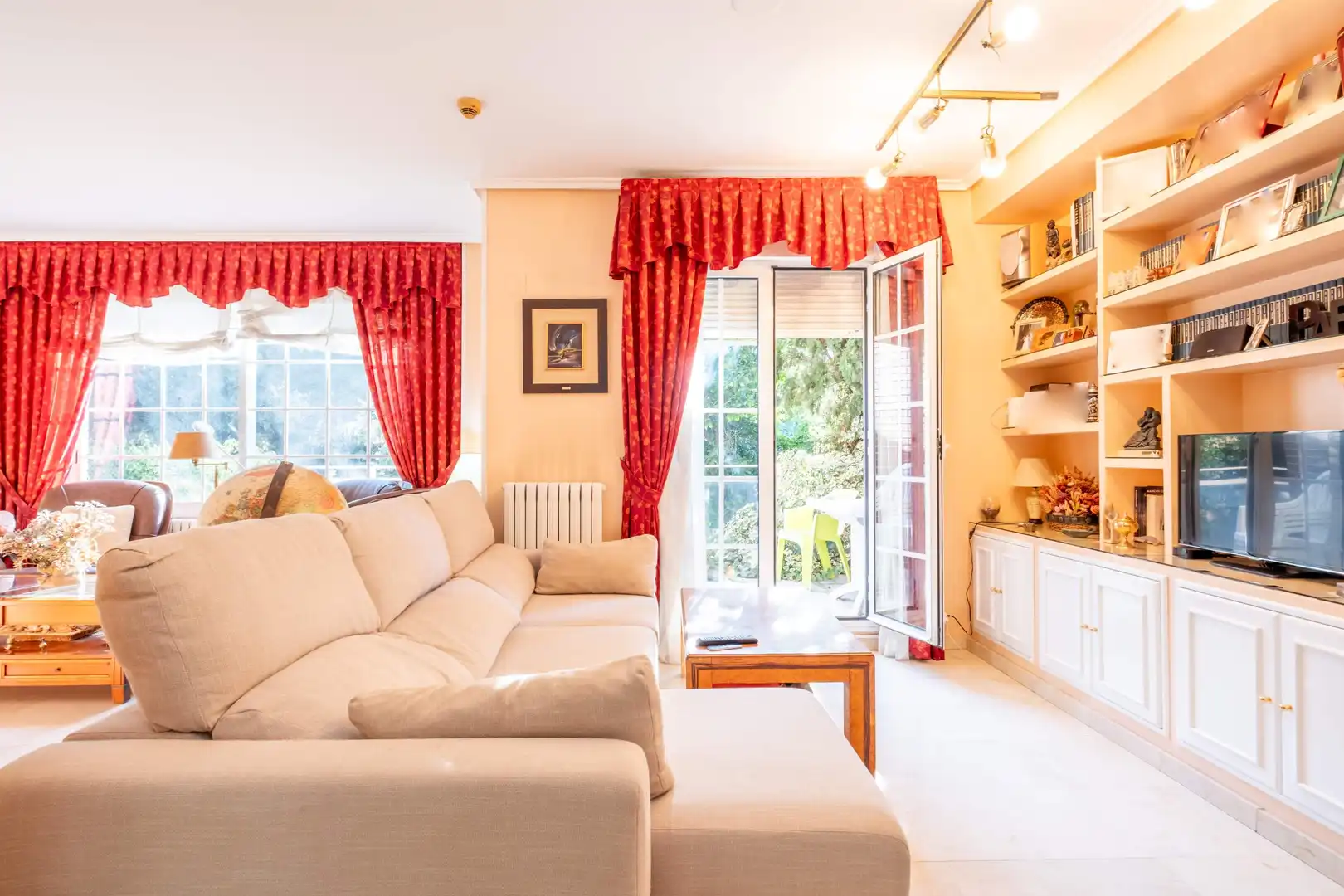 Living room of Detached homes for sale in Zaragoza  with Air Conditioner, Heating and Community pool