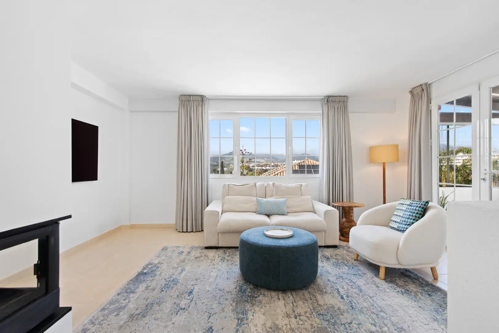 Sala d'estar de Casa adosada en venda en Marbella amb Aire condicionat, Jardí privat i Terrassa