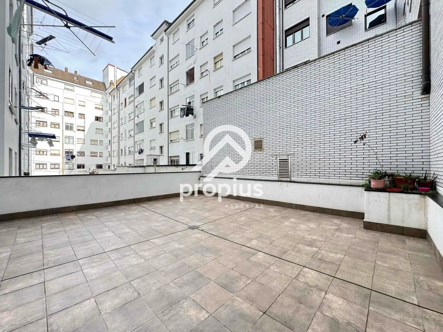 Vista exterior de Piso en venta en Oviedo  con Calefacción, Parquet y Terraza
