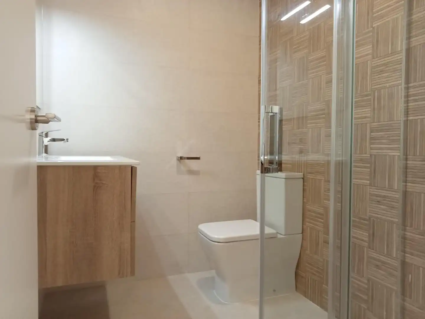 Badezimmer von Dachboden zur Miete in Espartinas mit Klimaanlage, Terrasse und Abstellraum
