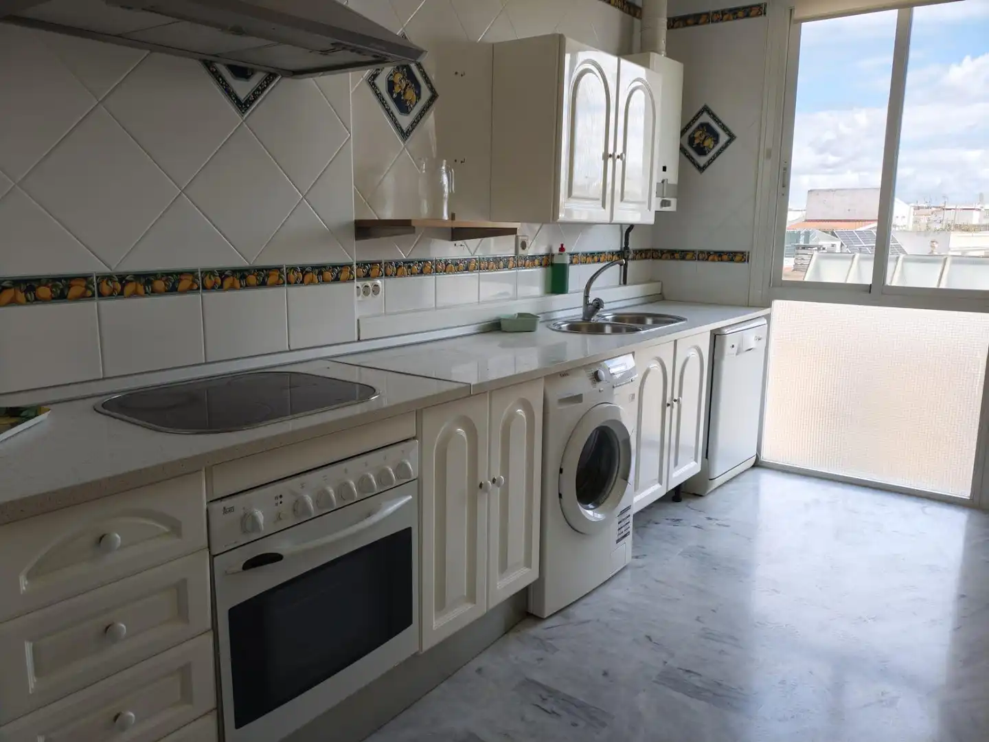 Cocina de Piso en venta en Sevilla con Balcón y Jacuzzi