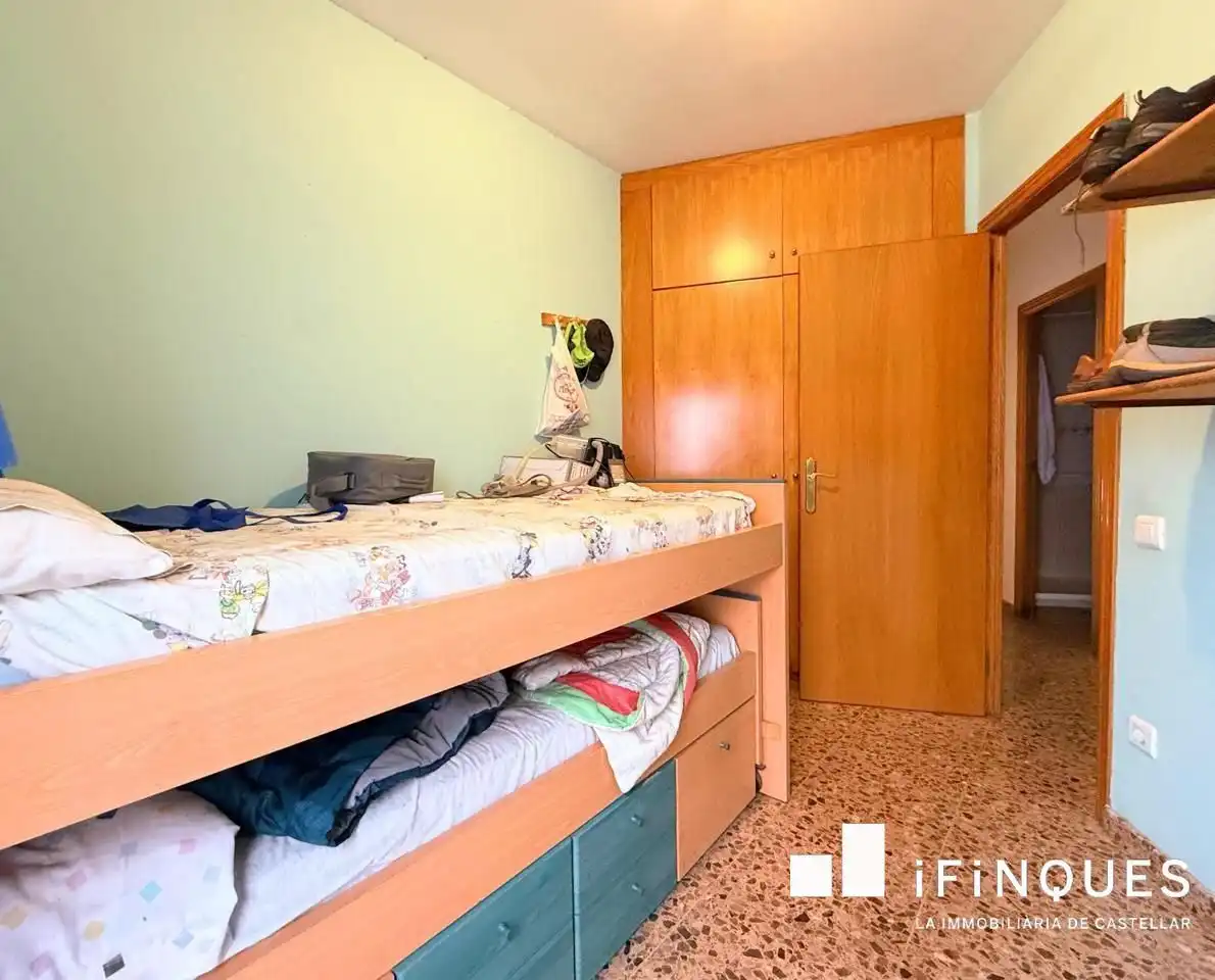 Habitación de Planta baja en venta en Castellar del Vallès con Calefacción, Terraza y Internet