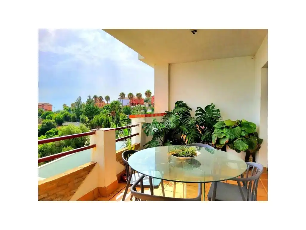 Terrasse von Wohnung zum Verkauf in La Alcaidesa mit Klimaanlage, Privatgarten und Terrasse