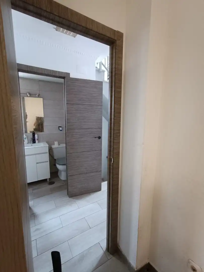Baño de Casa adosada en venta en Mairena del Aljarafe con Aire acondicionado, Calefacción y Jardín privado