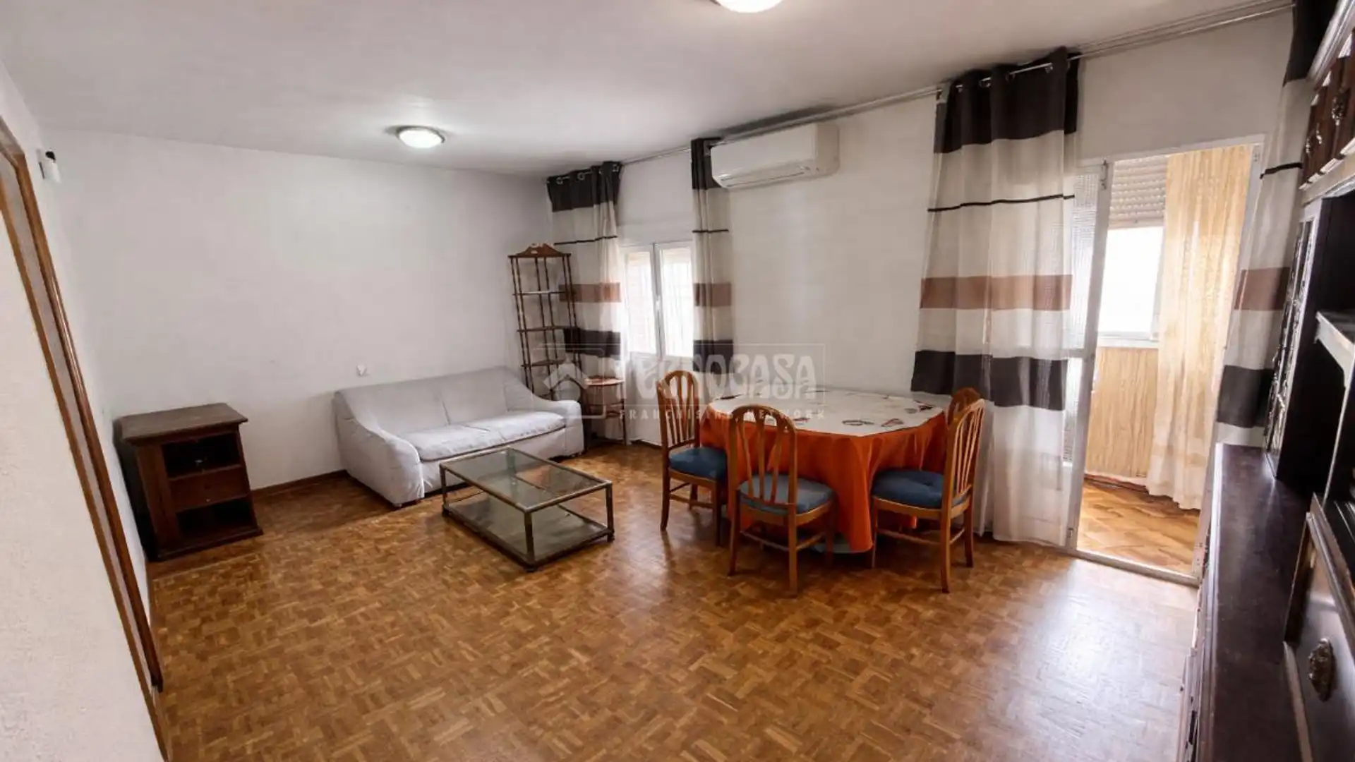 Living room of Flat for sale in  Madrid Capital  with Air Conditioner, Parquet flooring and Balcony
