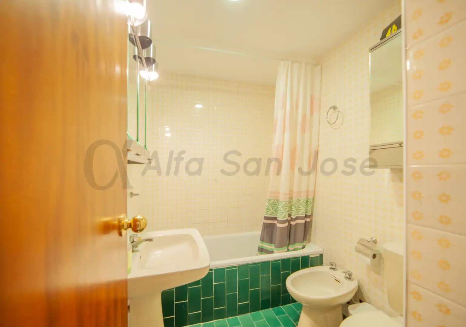 Bathroom of Flat for sale in Sevilla  with Furnished and Balcony