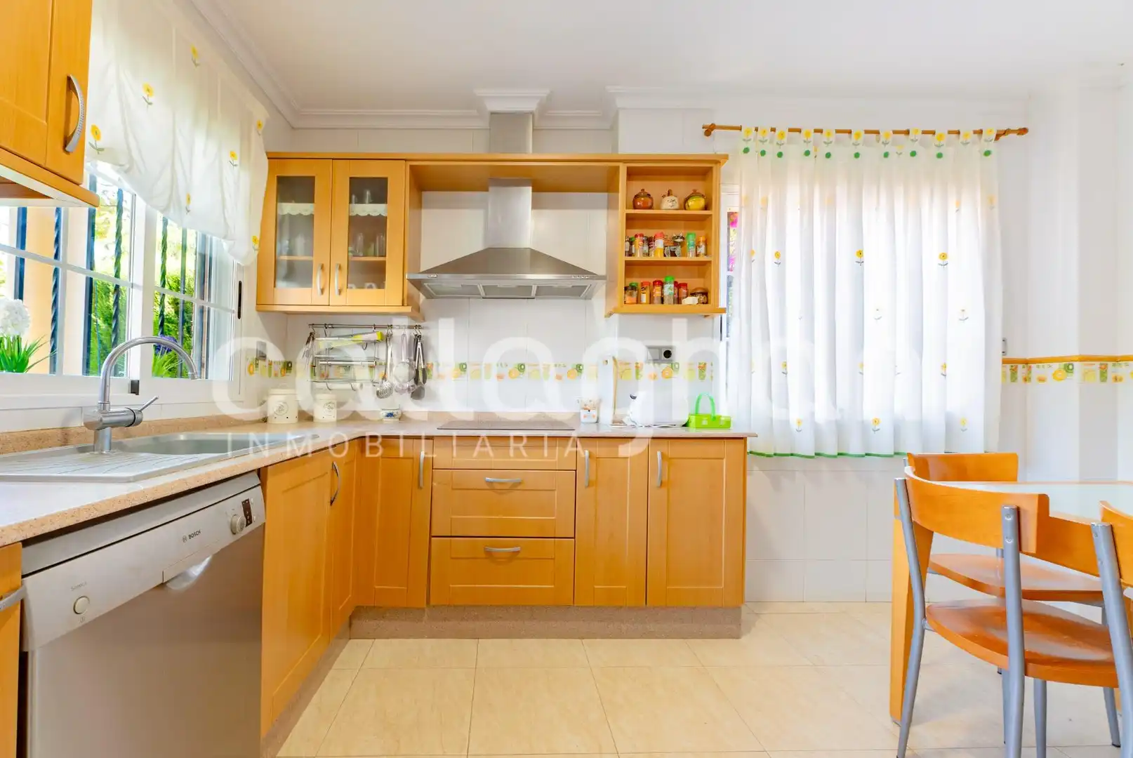 Cuina de Casa o xalet en venda en Sagunto / Sagunt amb Calefacció, Jardí privat i Terrassa