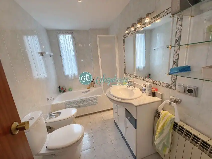 Bathroom of Flat for sale in Segovia  with Heating, Parquet flooring and Terrace