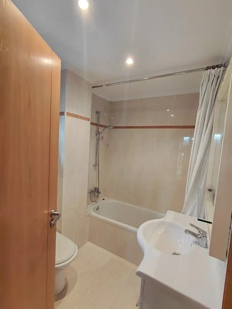 Badezimmer von Wohnung zum Verkauf in Oleiros mit Heizung, Parkett und Möbliert