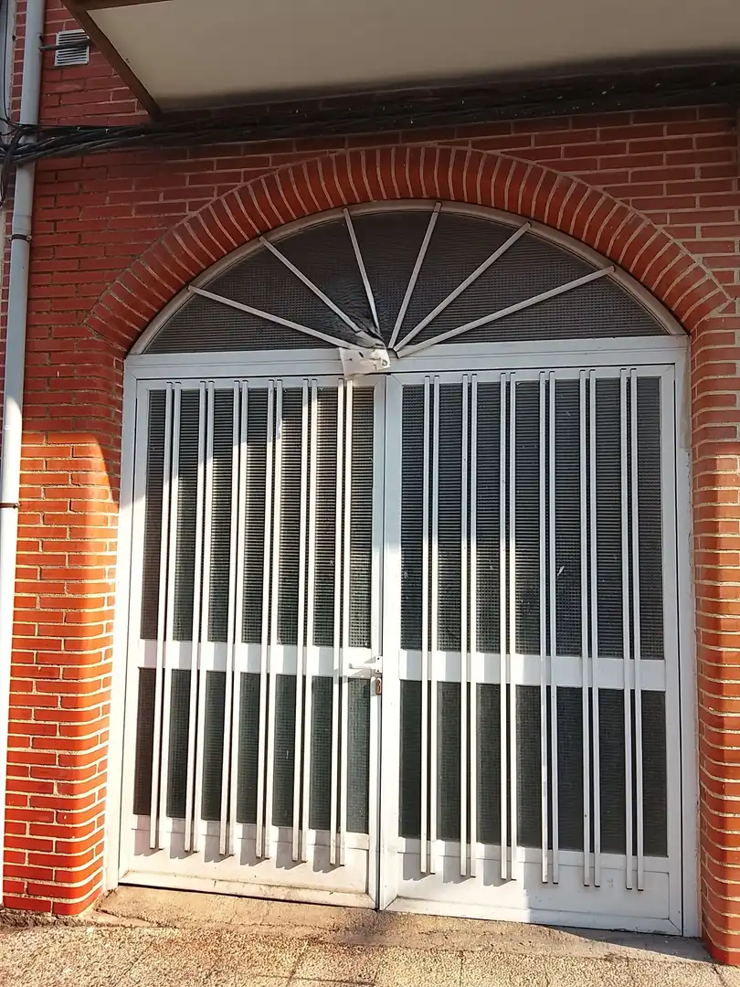 Vista exterior de Local en venda en Candeleda