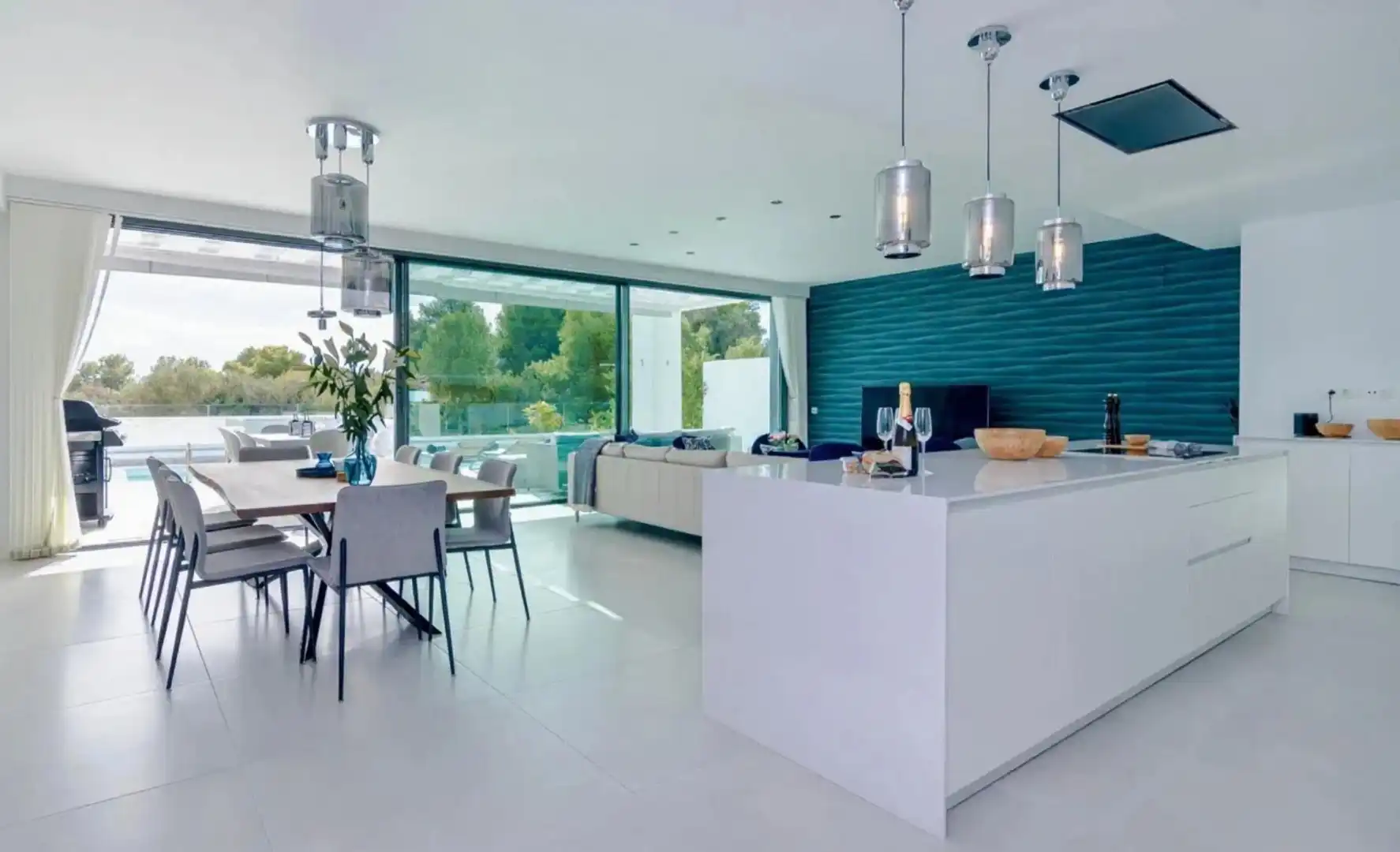 Cuina de Casa o xalet en venda en Marbella amb Aire condicionat, Jardí privat i Terrassa