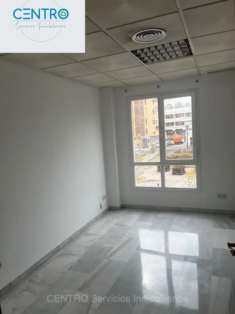 Bedroom of Office for rent in Algeciras
