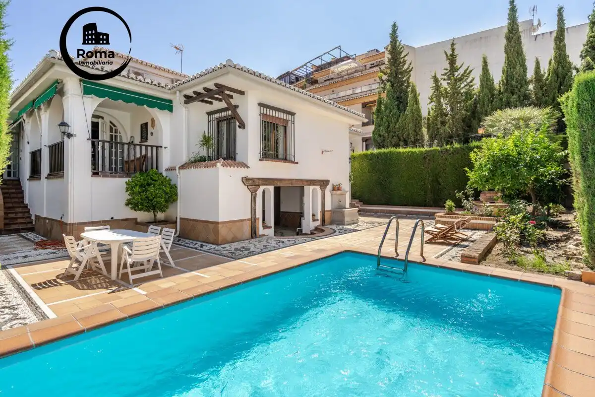 Vista exterior de Casa o xalet en venda en La Zubia amb Aire condicionat, Calefacció i Piscina