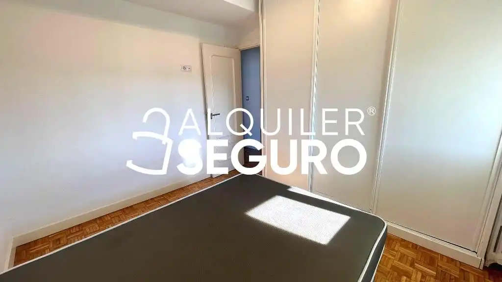 Dormitori de Pis de lloguer en Madrid amb Aire condicionat, Calefacció i Terrassa