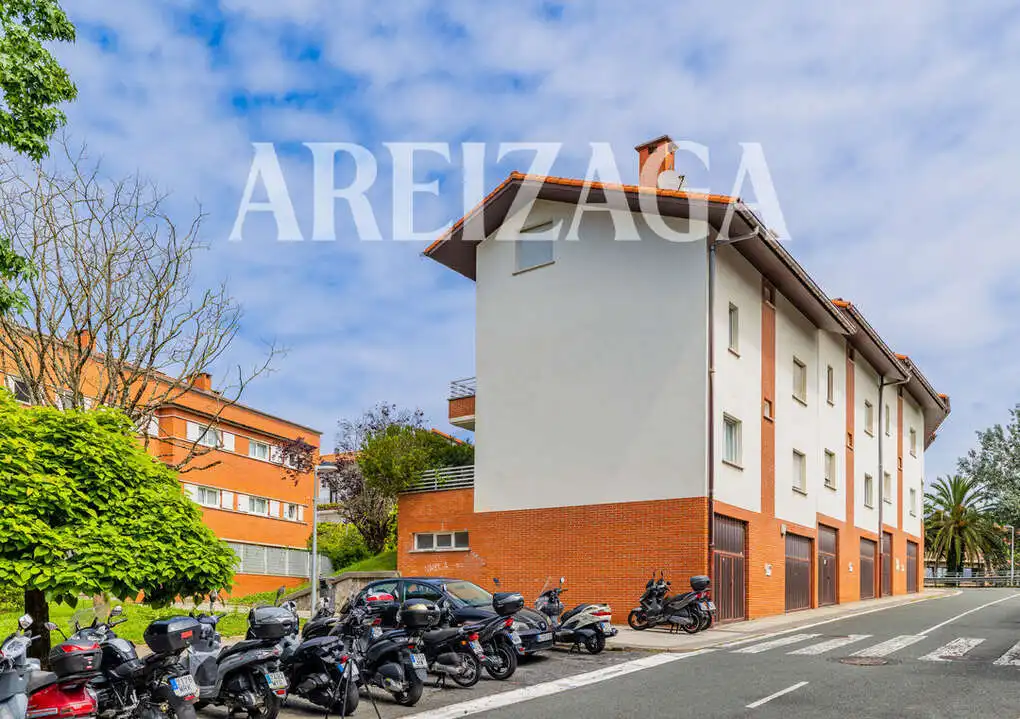 Vista exterior de Casa adosada en venda en Donostia - San Sebastián  amb Calefacció, Terrassa i Traster
