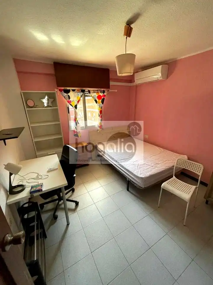 Habitación de Piso de alquiler en Sevilla con Aire acondicionado y Amueblado