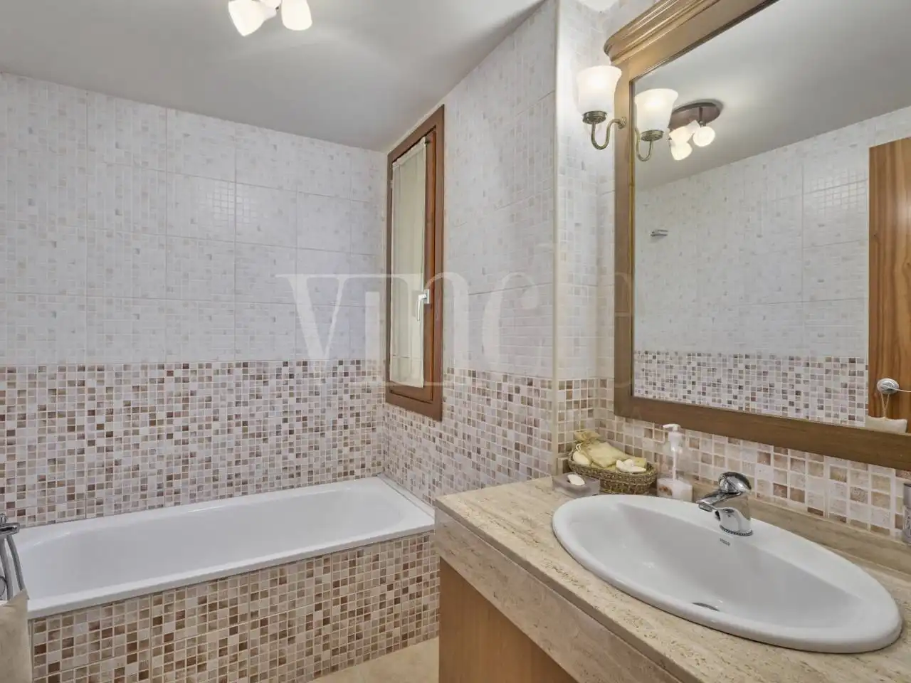 Badezimmer von Wohnung zum Verkauf in Llívia mit Heizung, Privatgarten und Parkett