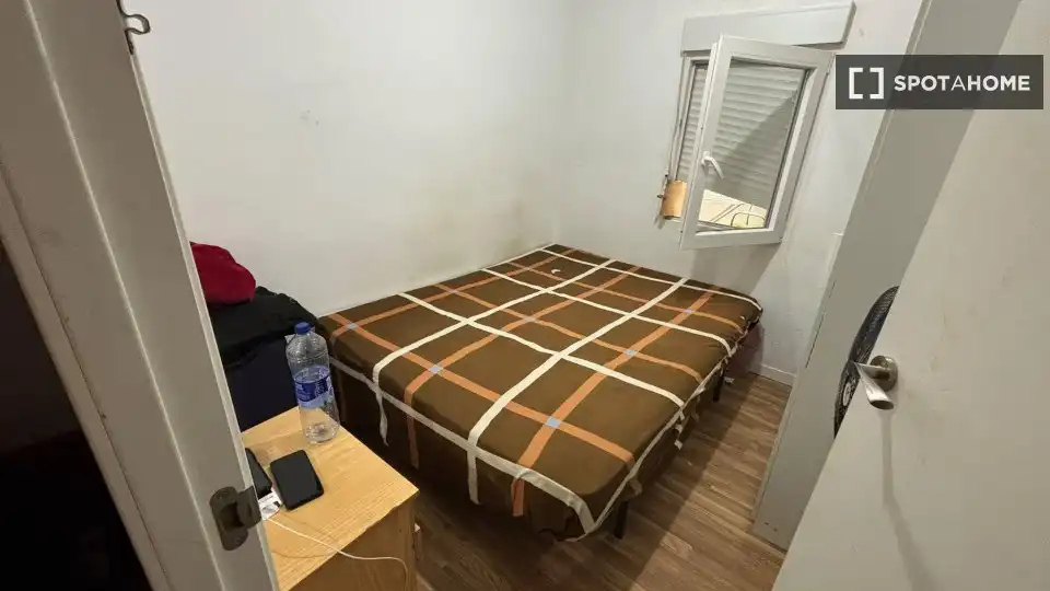 Bedroom of Flat for share in Esplugues de Llobregat  with Air Conditioner, Heating and Furnished