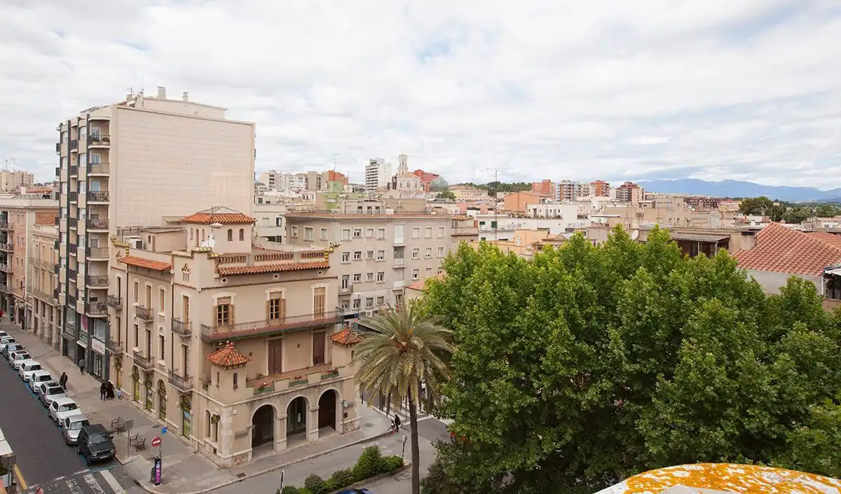 Vista exterior de Oficina de alquiler en Figueres con Terraza
