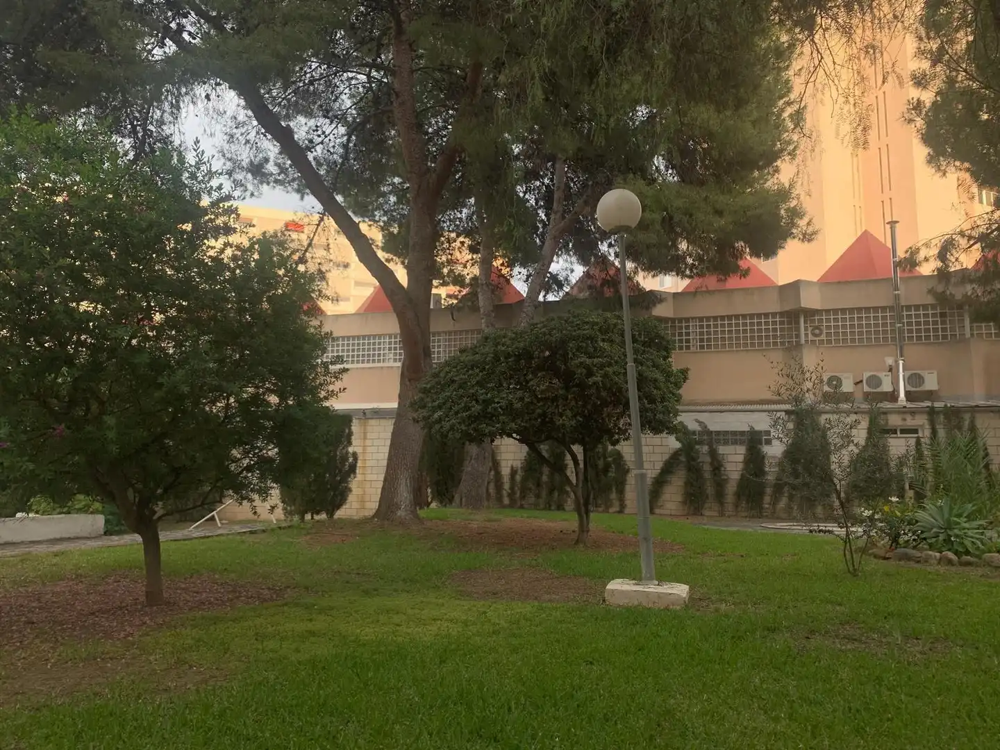 Außenansicht von Wohnung zum Verkauf in Alicante / Alacant mit Klimaanlage, Heizung und Privatgarten