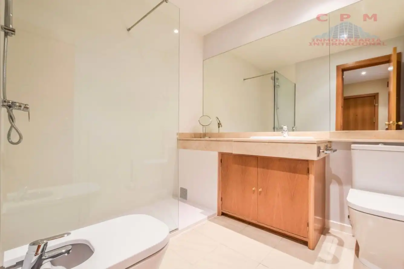 Bathroom of Flat for rent in Madrid  with Air Conditioner, Heating and Parquet flooring