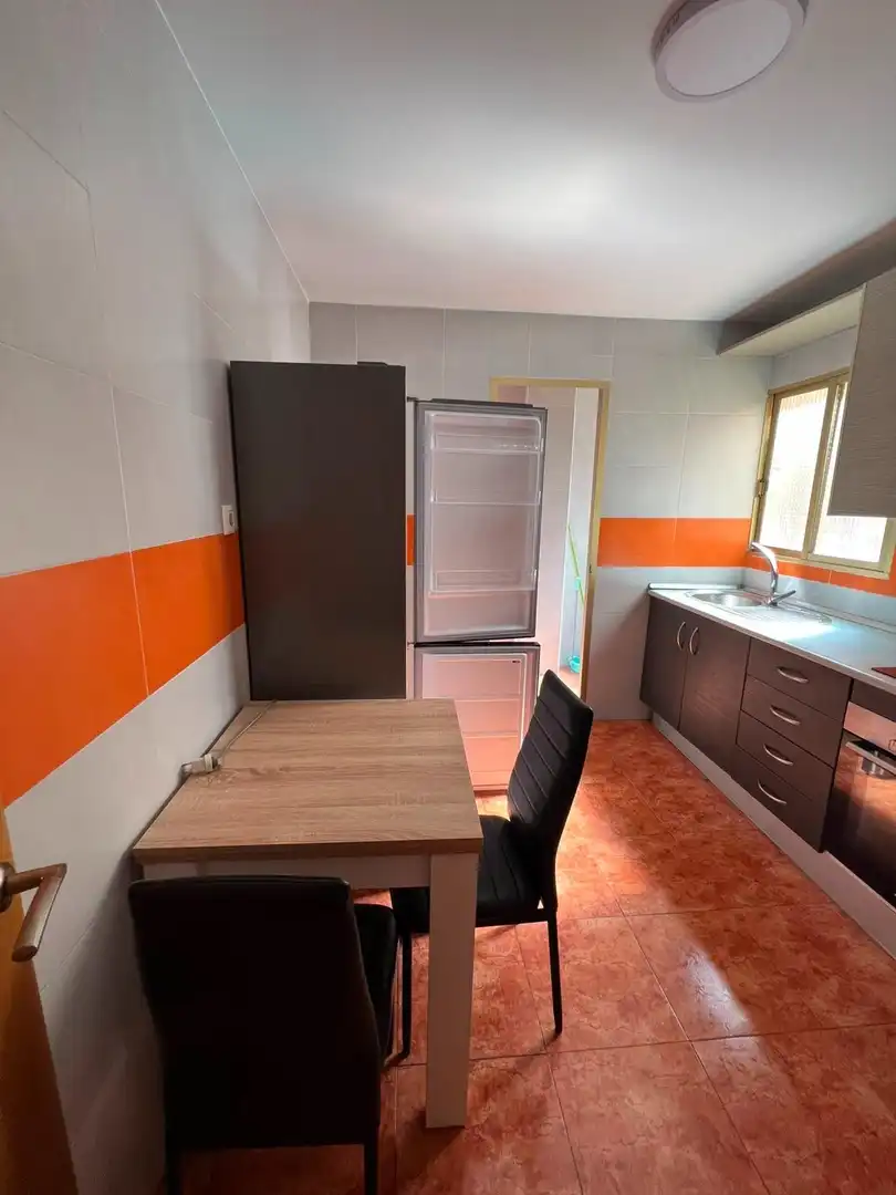 Cuina de Apartament de lloguer en Almería amb Aire condicionat i Moblat