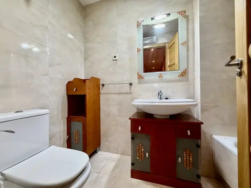 Bathroom of Flat for sale in Madrid  with Air Conditioner and Heating